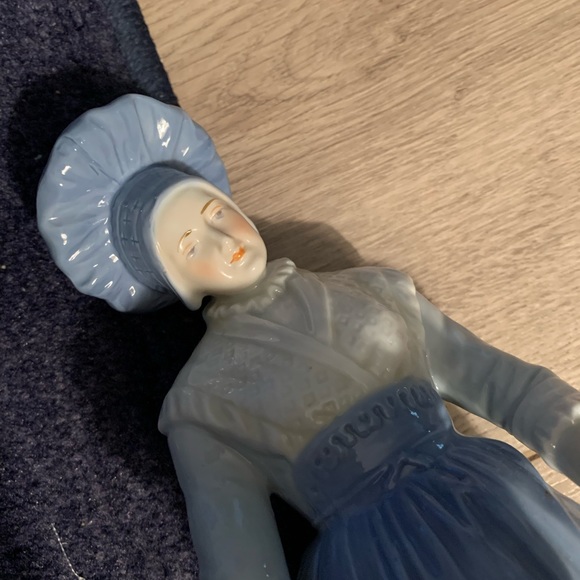 Andrea by Sadak Porcelain Figurine of Woman w/ Her Hands on a Bucket. - Picture 7 of 12